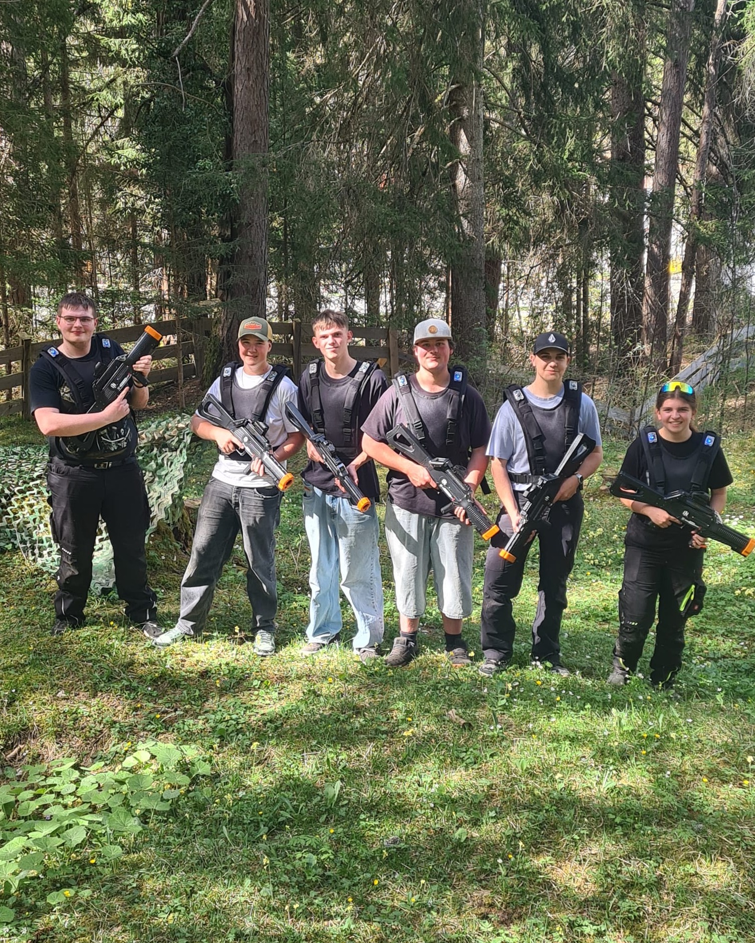 Erste Lasertag-Gruppe im Adventurepark Zugspitzblick – voller Einsatz, Taktik und jede Menge Spaß! 🔫🌲